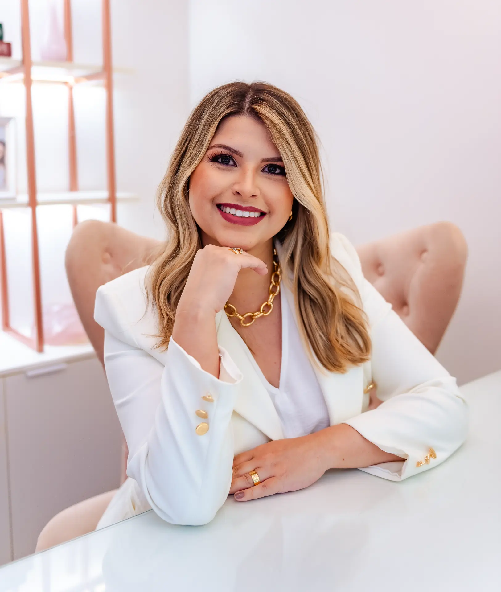 Dra. Flávia Seródio em seu consultório de dermatologia estética